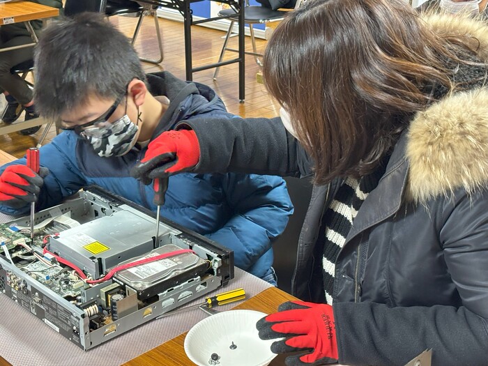 使用済小型家電解体のようす