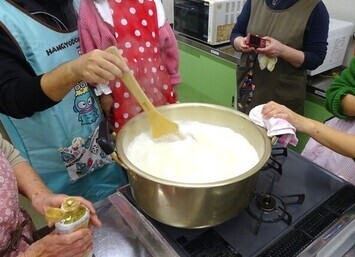 豆腐作りの様子