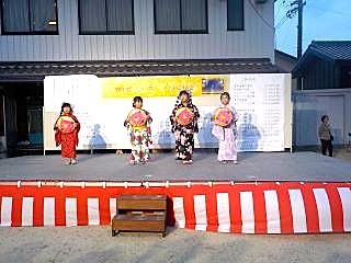 花笠音頭を披露している写真