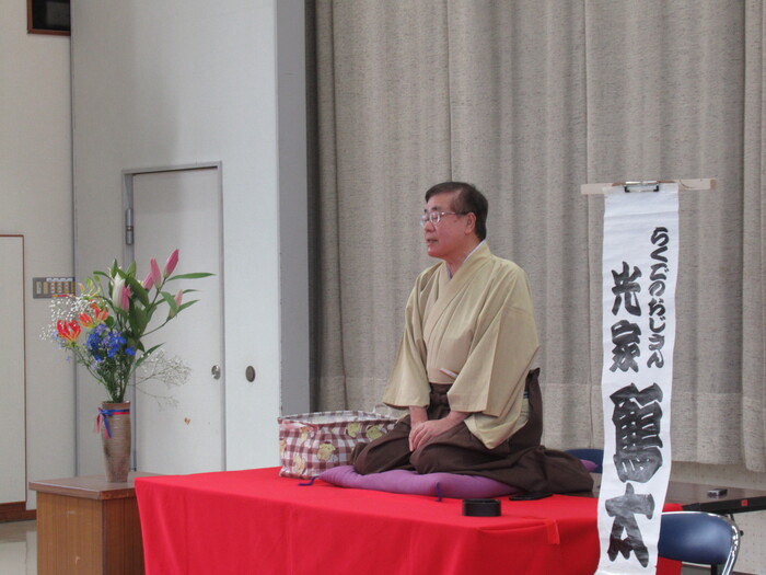 お笑いを一席聞いている画像