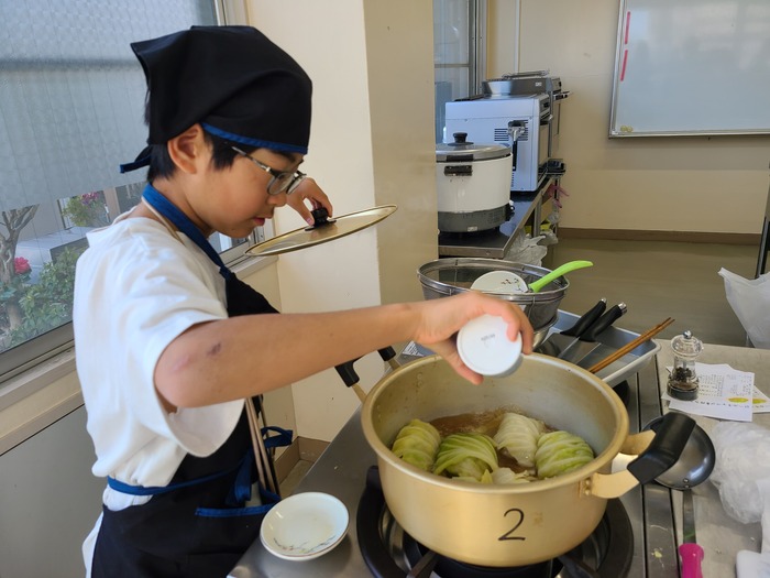 煮込み鍋に調味料を追加する画像