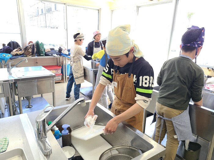 洗い物をしている画像