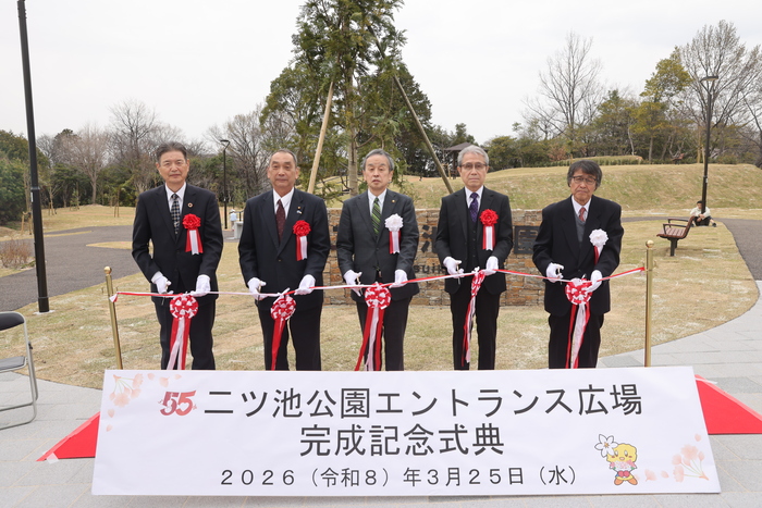 テープカットの様子