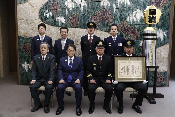 日本消防協会特別表彰「まとい」受章を愛知県知事へ報告の様子