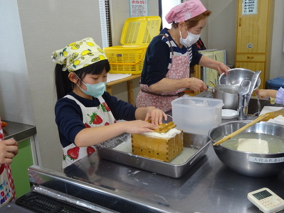 木枠で豆腐の形作り