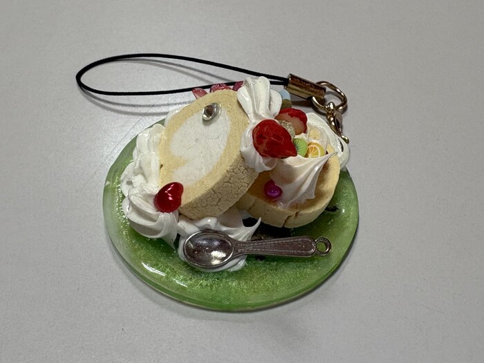 可愛いロールケーキのミニチュアを作ります。