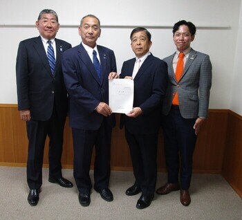 報告書を議長に提出