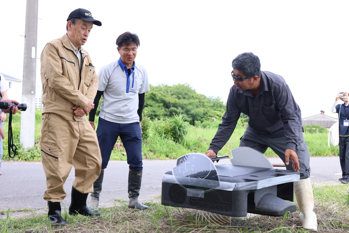 アイガモロボ走行実演の視察の様子
