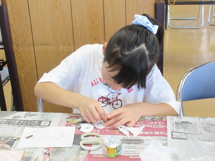 和紙押絵を作っている画像