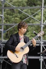おぶクラで演奏する山下さん
