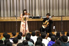 小学校訪問コンサートでの様子の写真