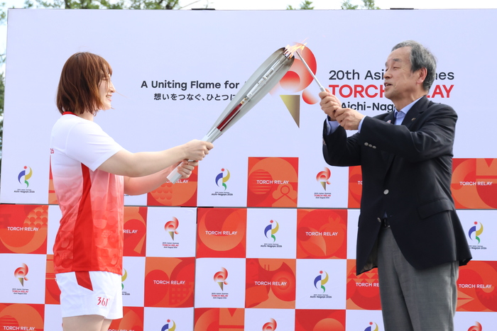 トーチに火をともす岡村市長