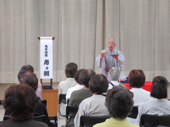 落語家が話をしている画像